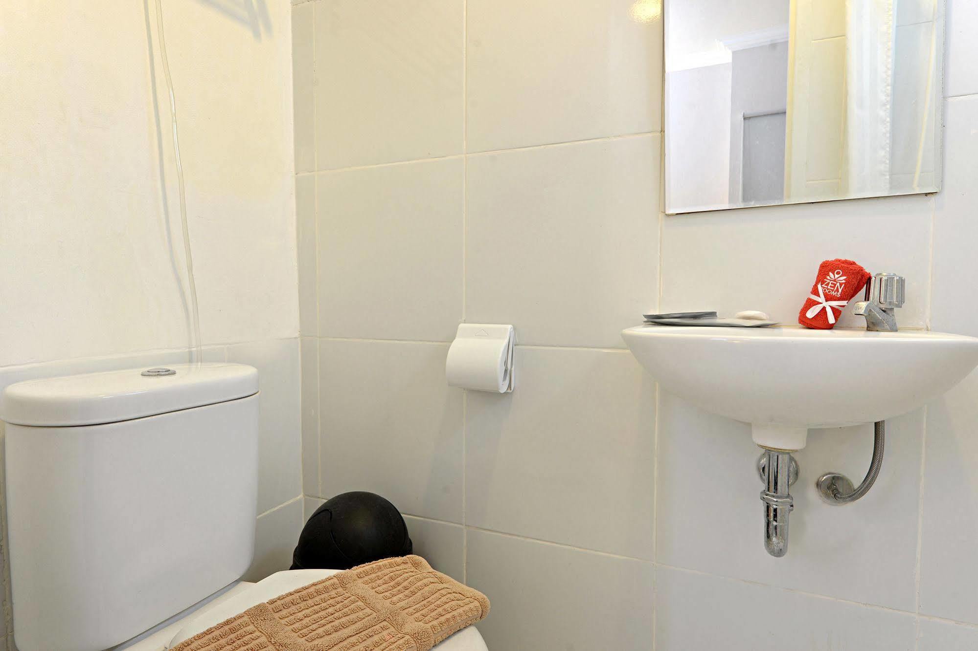 Zen Rooms Basic Tangerang Aeropolis Ngoại thất bức ảnh